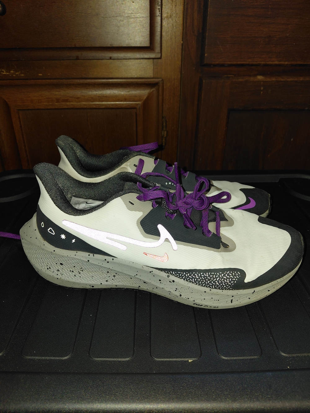 Nike Shield Athletic Shoes US 7 Gray & White Like New